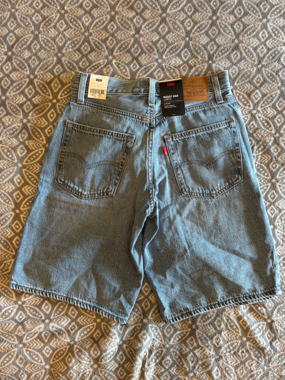 NWT Levi Light Wash Mid Rise Baggy Dad Jort 24 - Picture 3 of 4